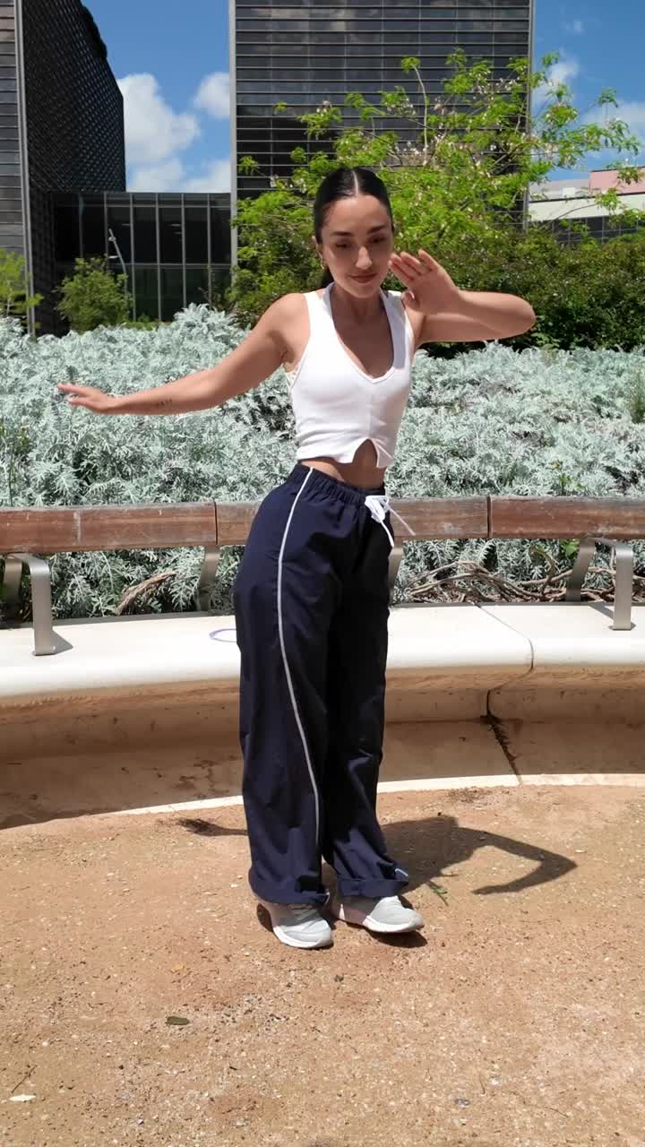 mujer bailando en el parque