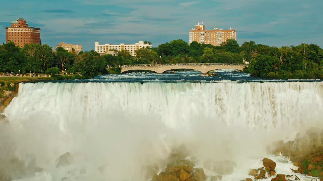 나이아가라 강의 미국 은행 강 위의 다리와 아름다운 폭포 4k 비디오