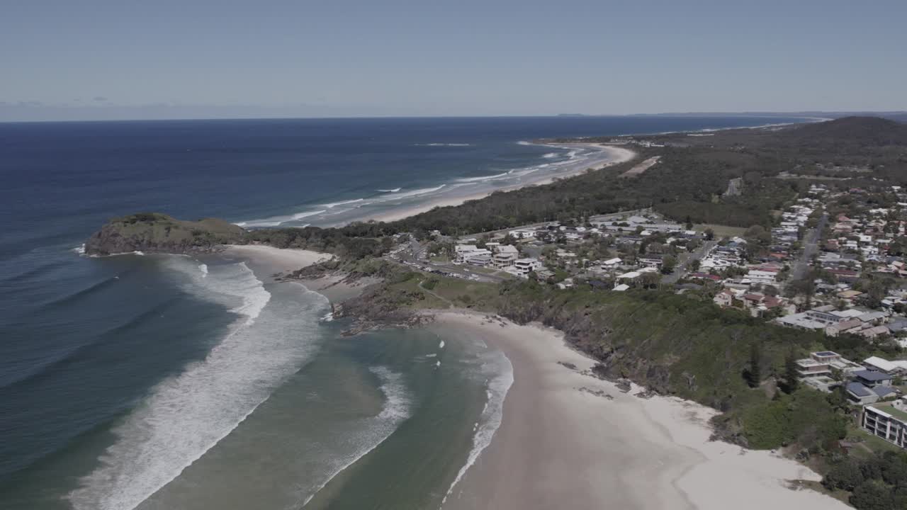 vista panorámica sobre la playa de cabarita en nueva gales del sur, australia en verano - toma aérea de drones