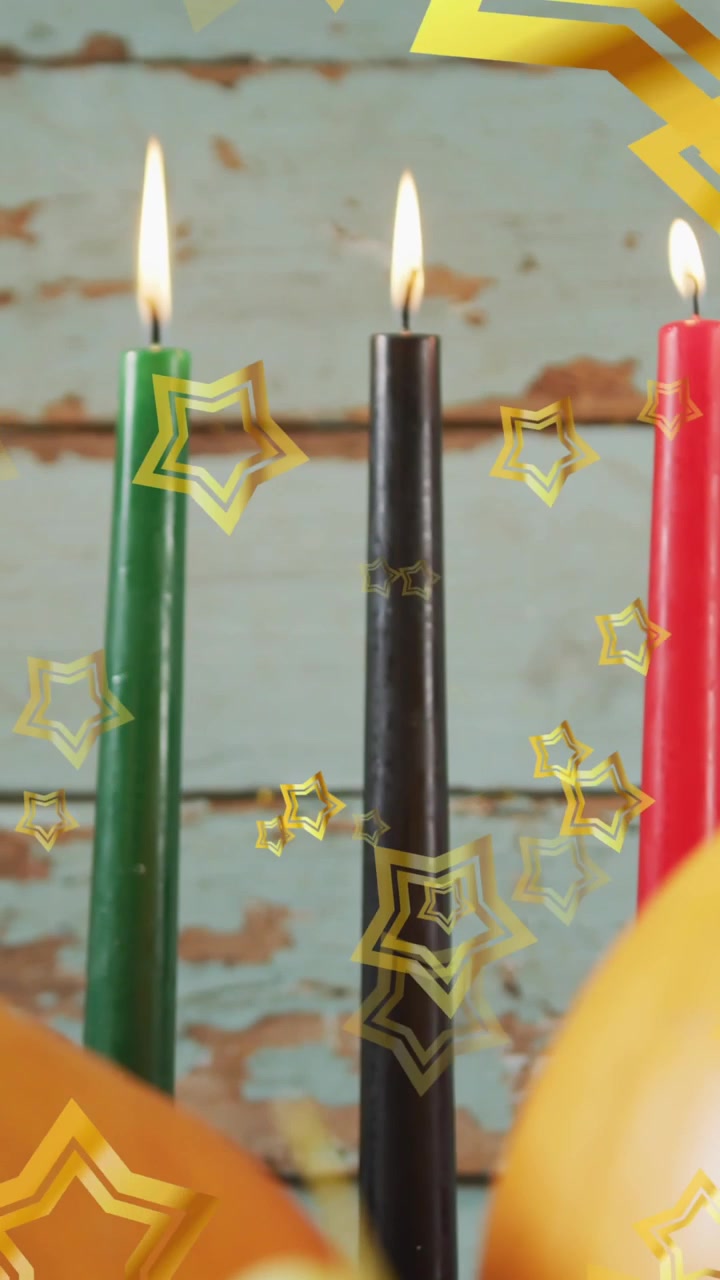 Animación de estrellas doradas sobre velas de Kwanzaa y calabazas