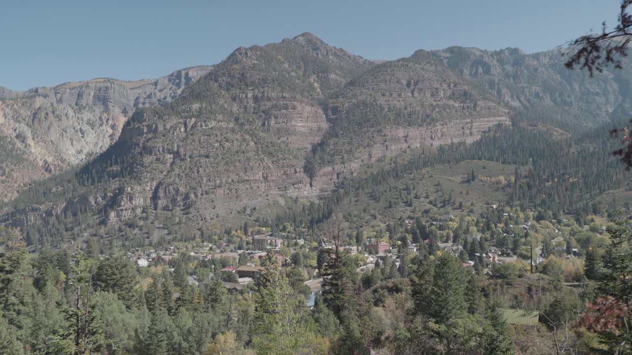 Paesaggio pittoresco di città montana