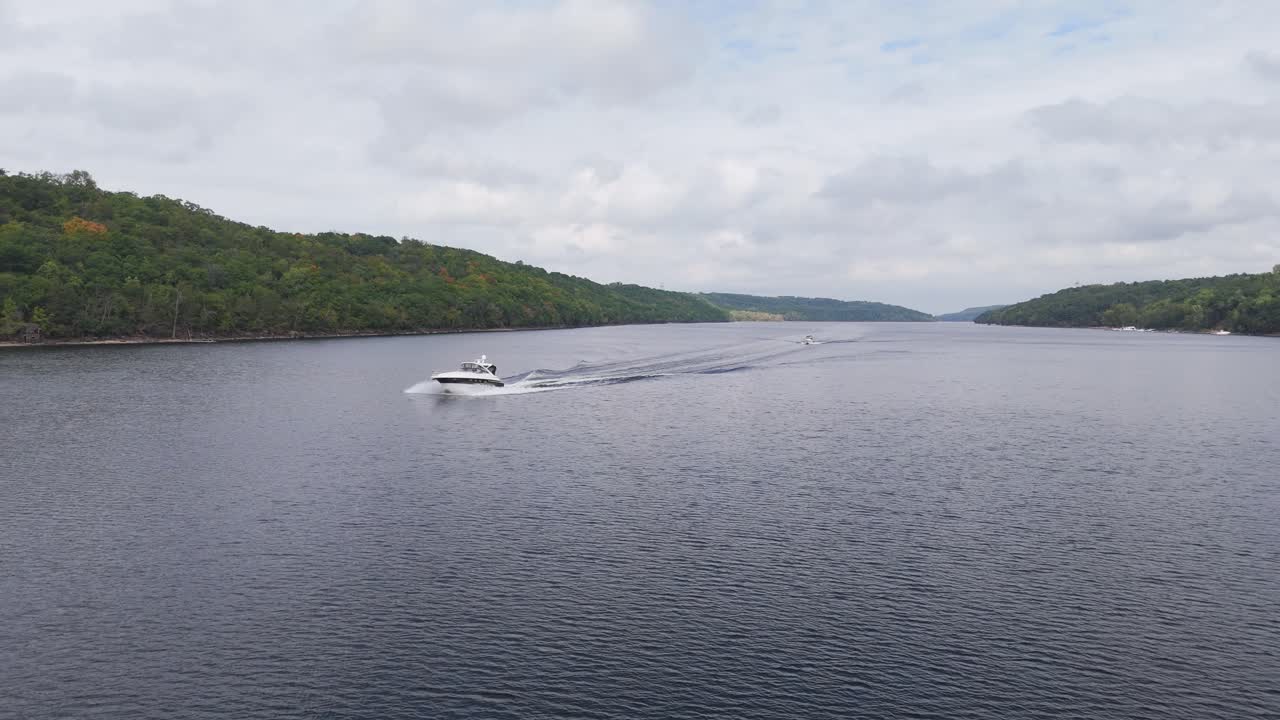 Elegante barca a vela sul fiume Saint Croix, al confine tra Wisconsin e Minnesota