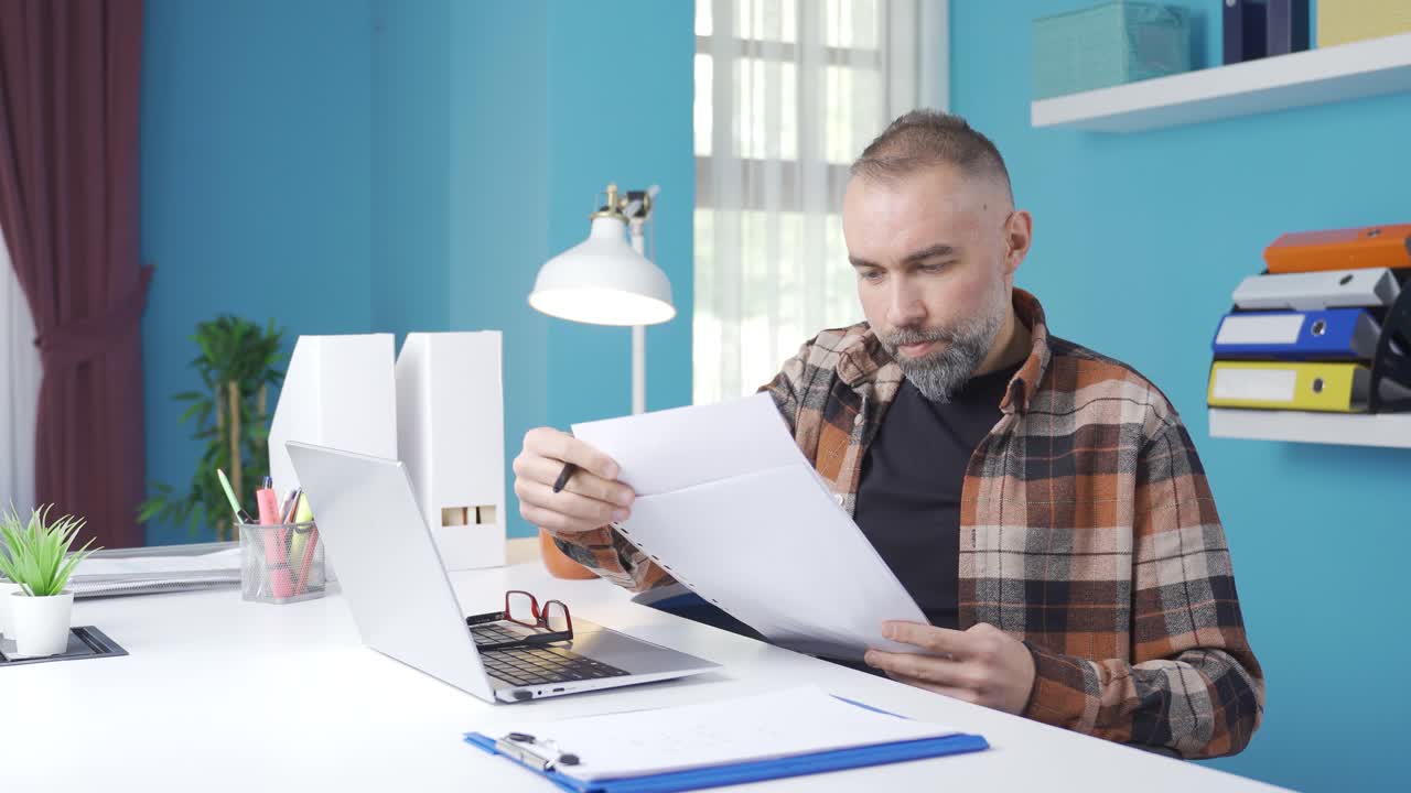 Ritratto di imprenditore freelance laborioso e intelligente