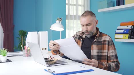 retrato de un trabajador duro e inteligente hombre de negocios independiente.