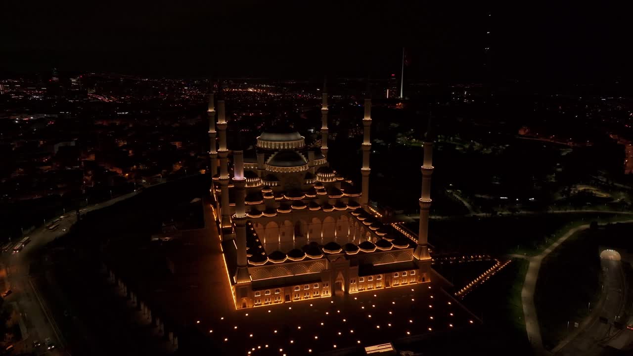 Video aereo di Istanbul con la Grande Moschea di Çamlıca di notte