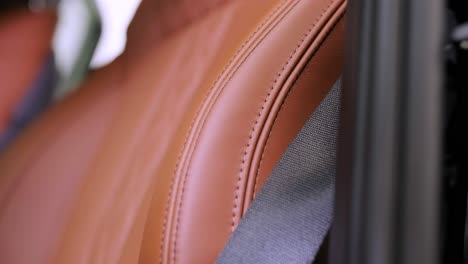 vista cercana del interior de cuero de un coche de lujo, beige. cómodos asientos perforados en un sedán de negocios para un viaje cómodo.