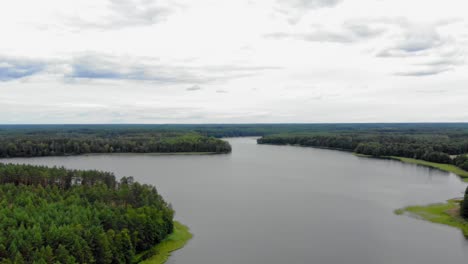 Fliegen-Sie-über-Geschwungene-Landschaften-Rund-Um-Den-Pradzonka-see-In-Polen---Luftaufnahme