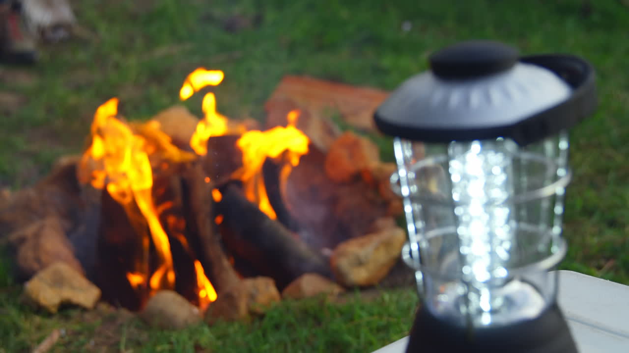 캠핑장에서 테이블 위에 있는 비상 조명의 클로즈업 (4k)