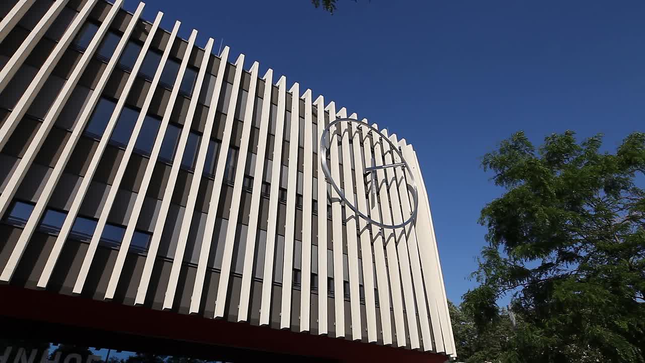 tiro medio de norbahnhof de ingolstadt en primavera, baviera, alemania