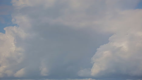 Nubes-Tormentosas-Moviéndose-En-El-Cielo