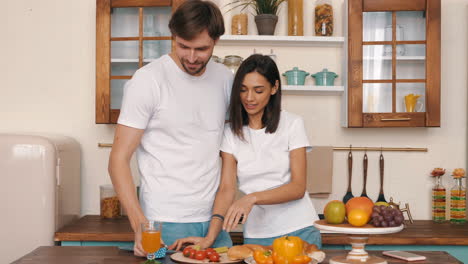 pareja feliz cocinando juntos en la cocina