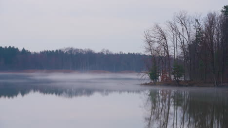 Nebliger-Morgen-Am-Eriesee-Mit-Nebel-über-Dem-Wasser