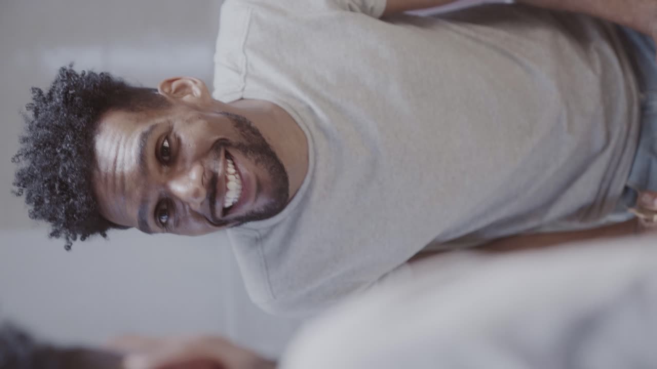 Uomo che si guarda il viso allo specchio