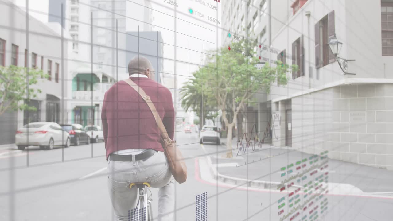 animación del procesamiento de datos del mercado de valores sobre un hombre afroamericano montando una bicicleta en la calle