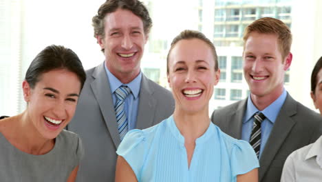 personas de negocios felices mirando a la cámara