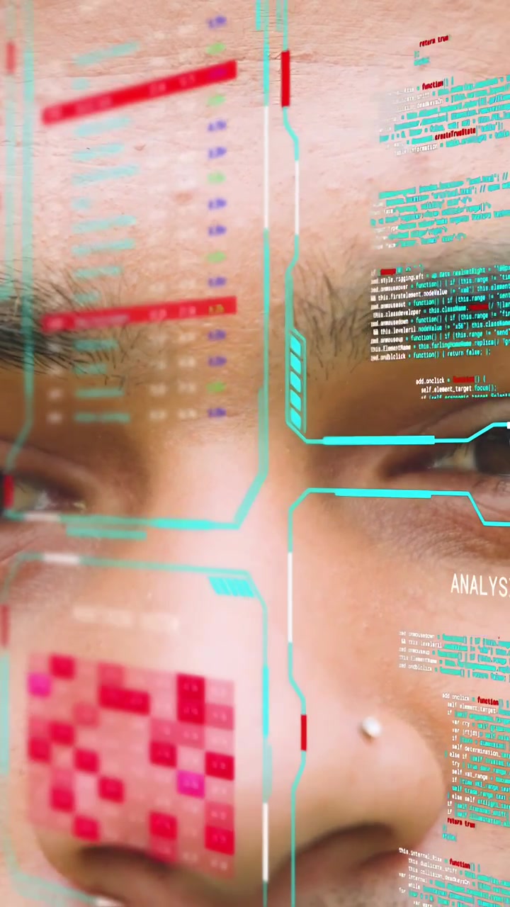Video verticale: Volto maschile che si centra, attivando una scansione HUD sul piercing al naso, numeri pulsanti per la sicurezza
