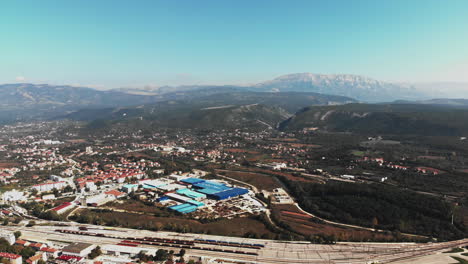 Drone-Volando-Sobre-Una-Pequeña-Ciudad-Croata-Con-Mucha-Industria-Y-Una-Gran-Estación-De-Tren