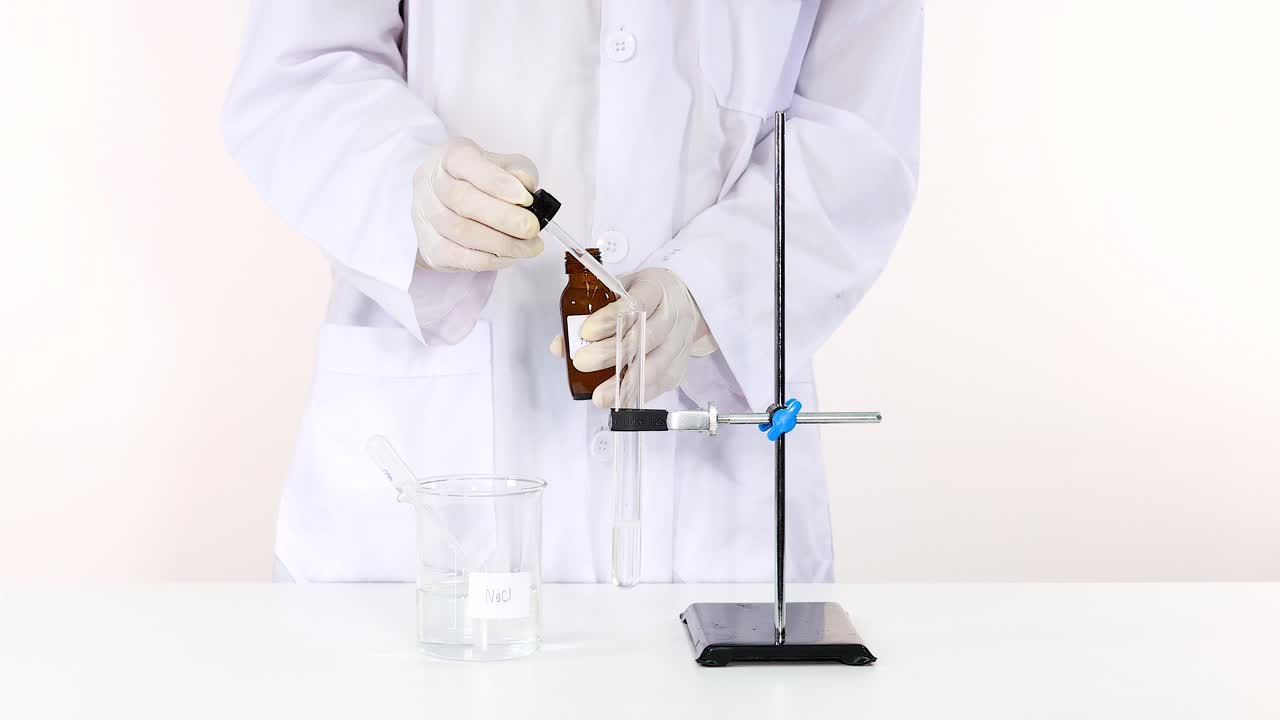 화학 실험을 하는 과학자