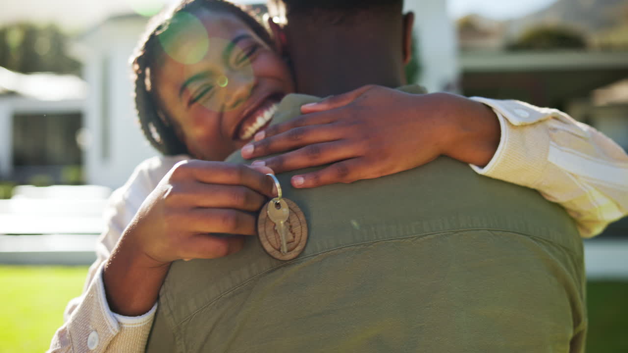 una pareja emocionada por la nueva casa.