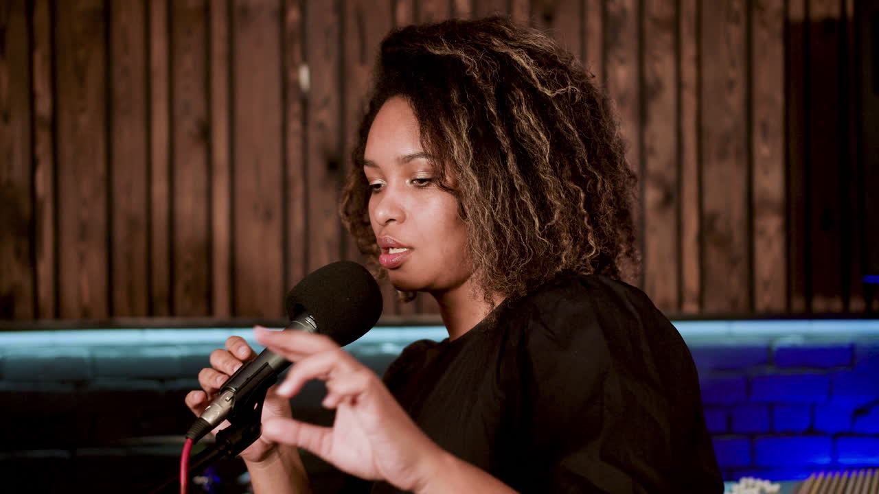 스튜디오에 있는 가수