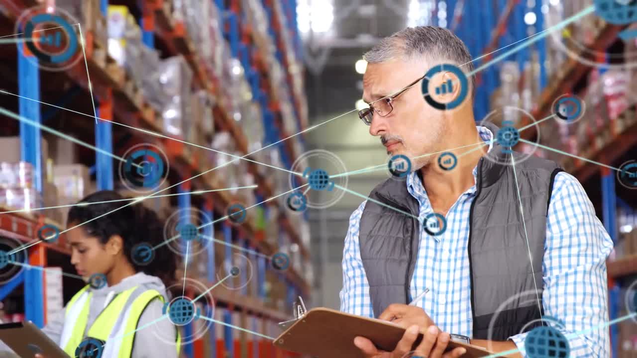 animación de la red de conexiones sobre el hombre y la mujer que trabajan en el almacén