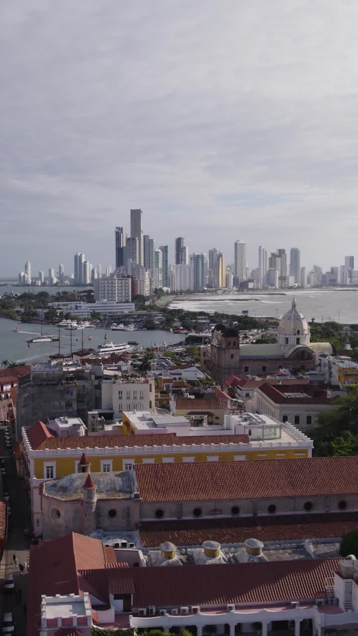 Cartagena combina telhados da cidade antiga com o horizonte moderno e a brisa do mar, vídeo vertical