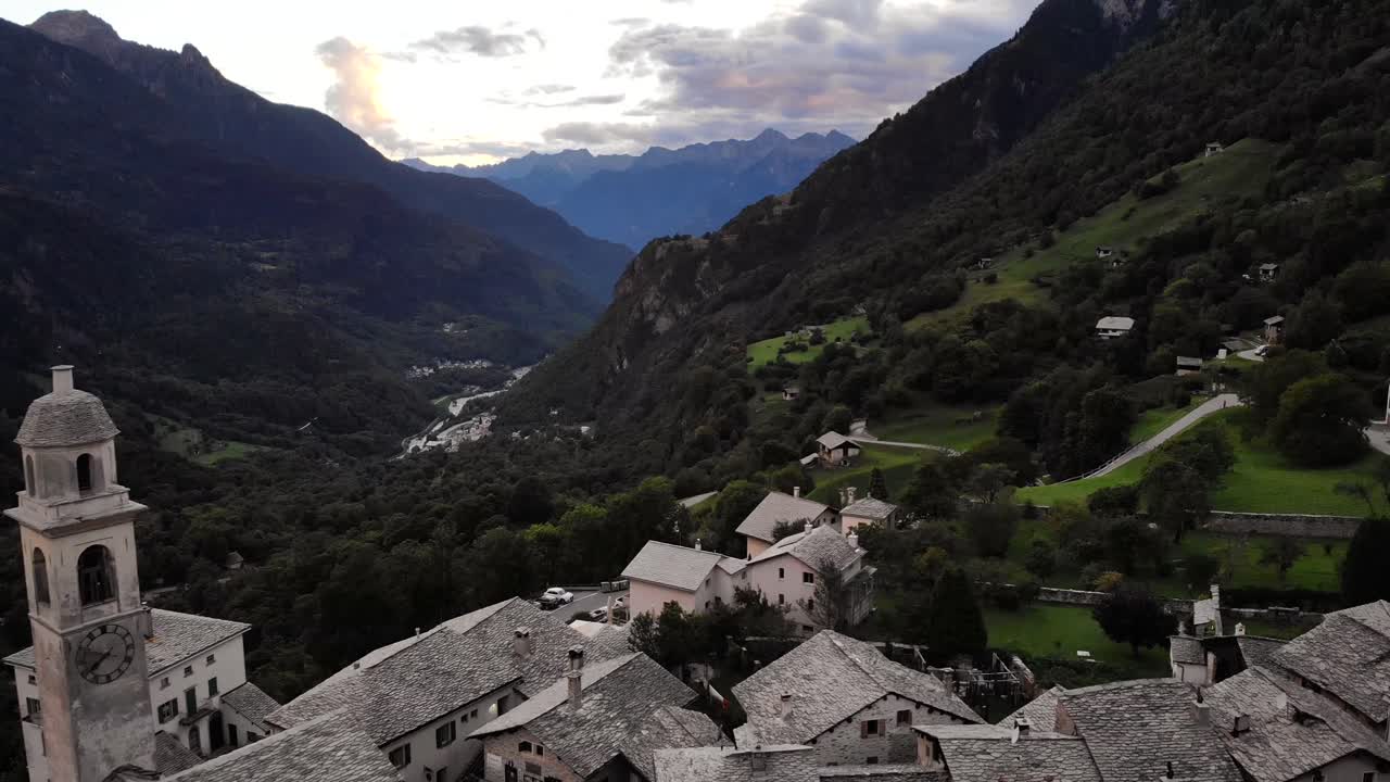 sobrevuelo aéreo sobre los tejados del histórico pueblo de soglio en la región bregaglia de grissons, suiza con vistas a la antigua iglesia y al valle breagaglia