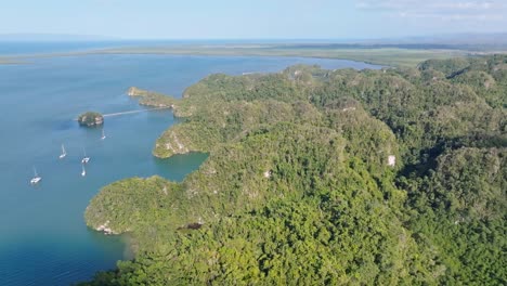 Reisen-Sie-Mit-Segelbooten-Am-Ufer-Der-Steilen-Walddschungelhügel-Von-Los-Haitises