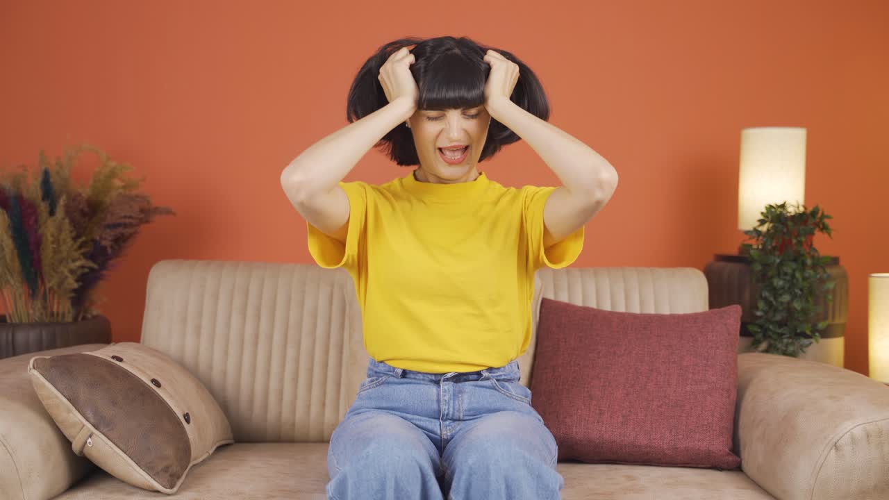 카메라 앞에서 신경 ⁇ 약을 겪고 있는 여성.