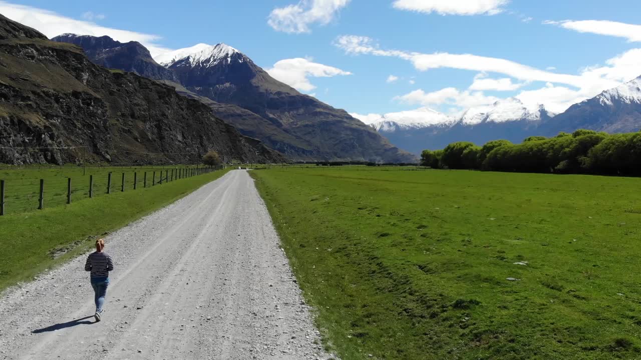 무인 항공기, 뉴질랜드의 산을 통해 운전하는 자동차의 공중 전망