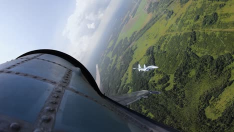 el avión su-35 vuela a lo largo de la órbita y persigue un objetivo enemigo durante el vuelo.