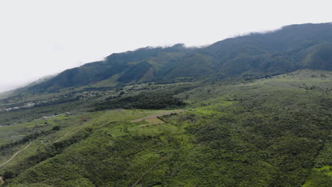 Luftaufnahme-Der-Berge-Im-Lake-Calima---Kolumbien