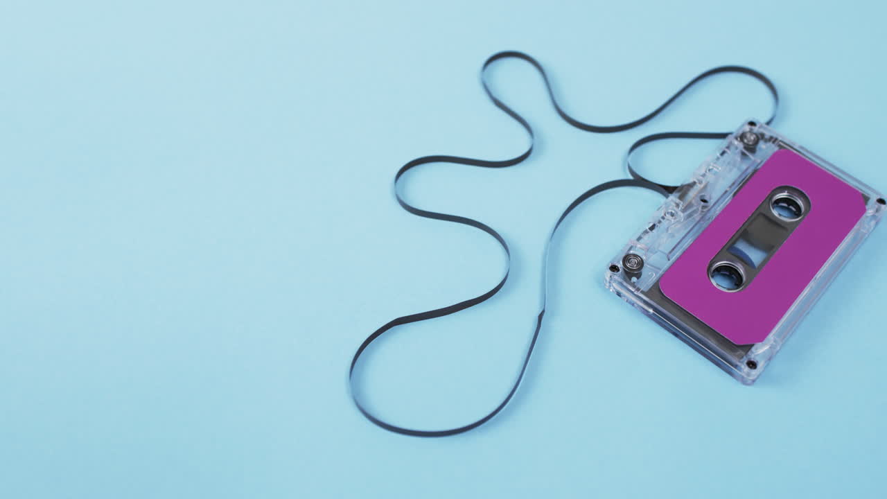 video de cinta retro con etiqueta rosa y cinta sacada con espacio de copia en fondo azul