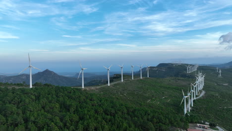 多個風力發電機在綠色山丘的土地上