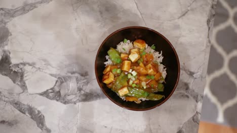 vista de arriba hacia abajo del arroz y la comida vegetal cocida en cámara lenta