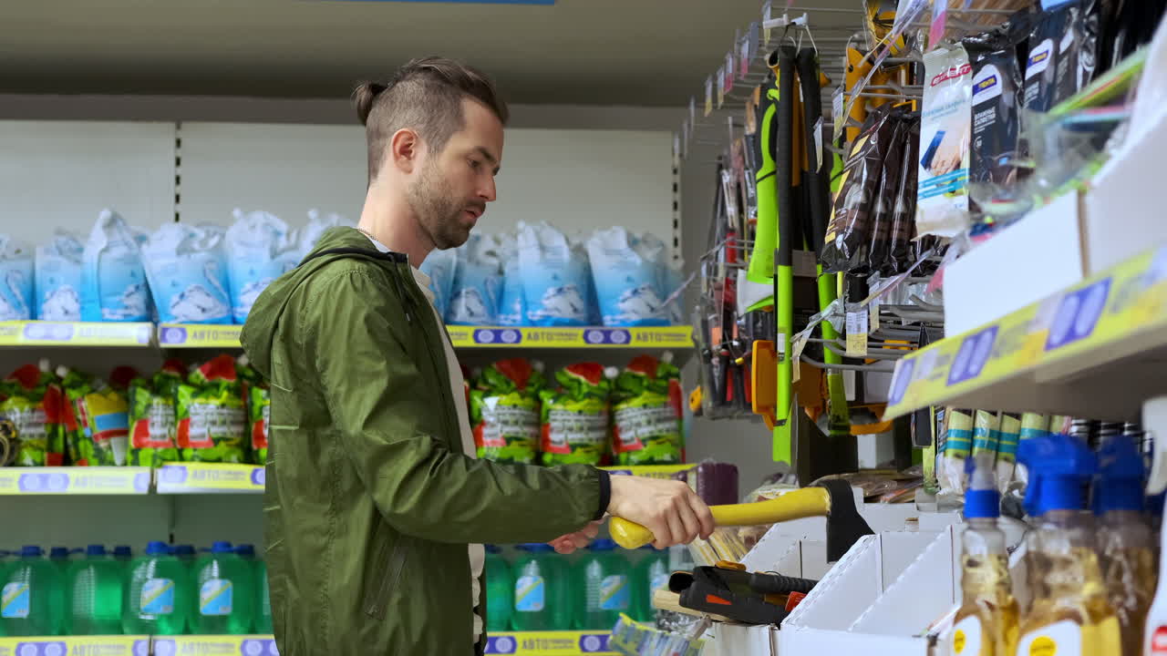 hombre comprando herramientas en una ferretería