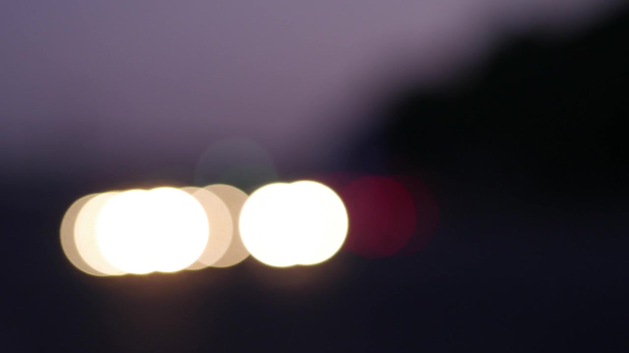 Abstrakte Bokeh-Lichter von fahrenden Autos bei Nacht