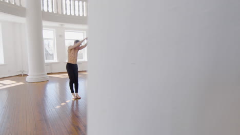 Tres-Bailarines-Contemporáneos-Profesionales-Entrenando-Movimientos-De-Baile-En-El-Estudio-2