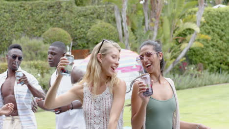 un grupo diverso de amigos disfrutando de una fiesta en el jardín