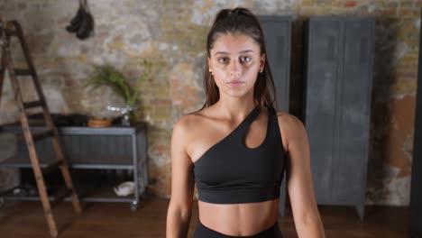 mujer joven con ropa de entrenamiento
