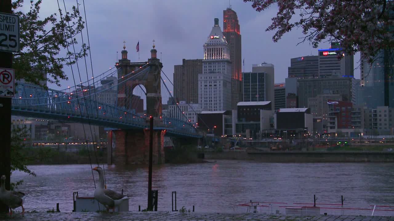 유람선이 오하이오 강을 지나갈 때 신시내티에 야간 폭포 3