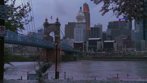 La-Noche-Cae-Sobre-Cincinnati-Mientras-Los-Barcos-Fluviales-Pasan-Por-El-Río-Ohio-3