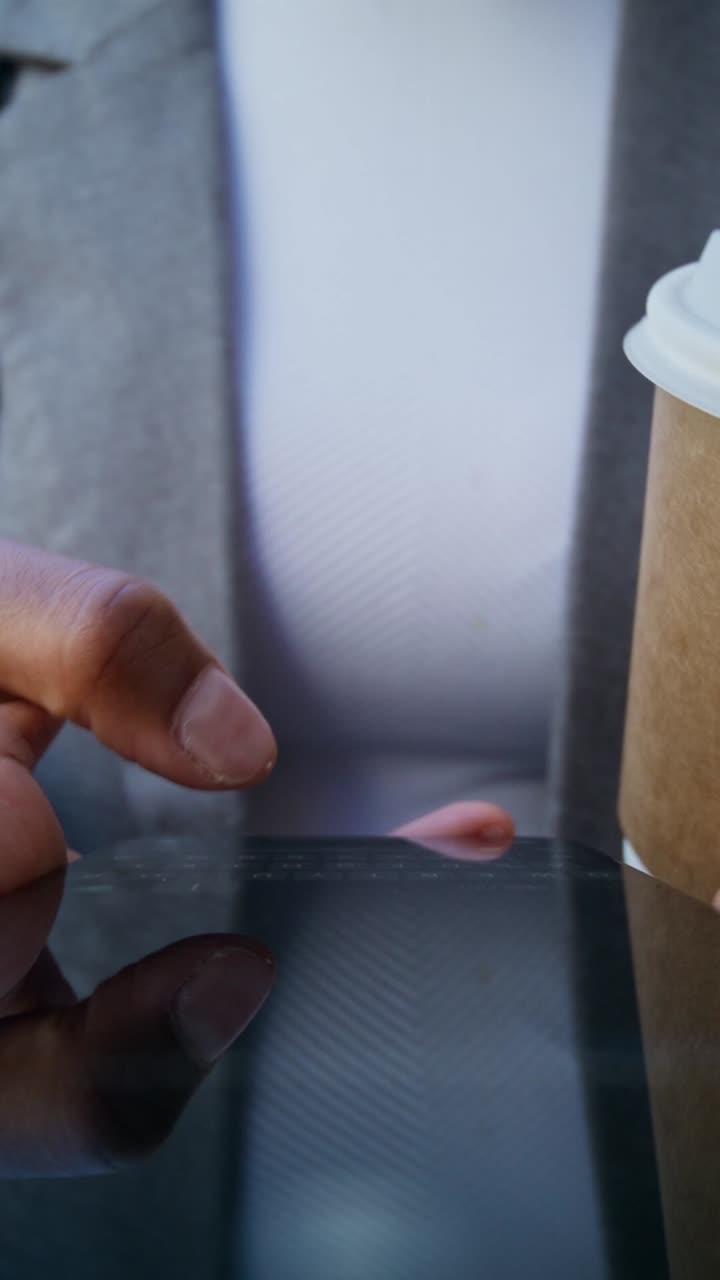 mujer de negocios usando tableta
