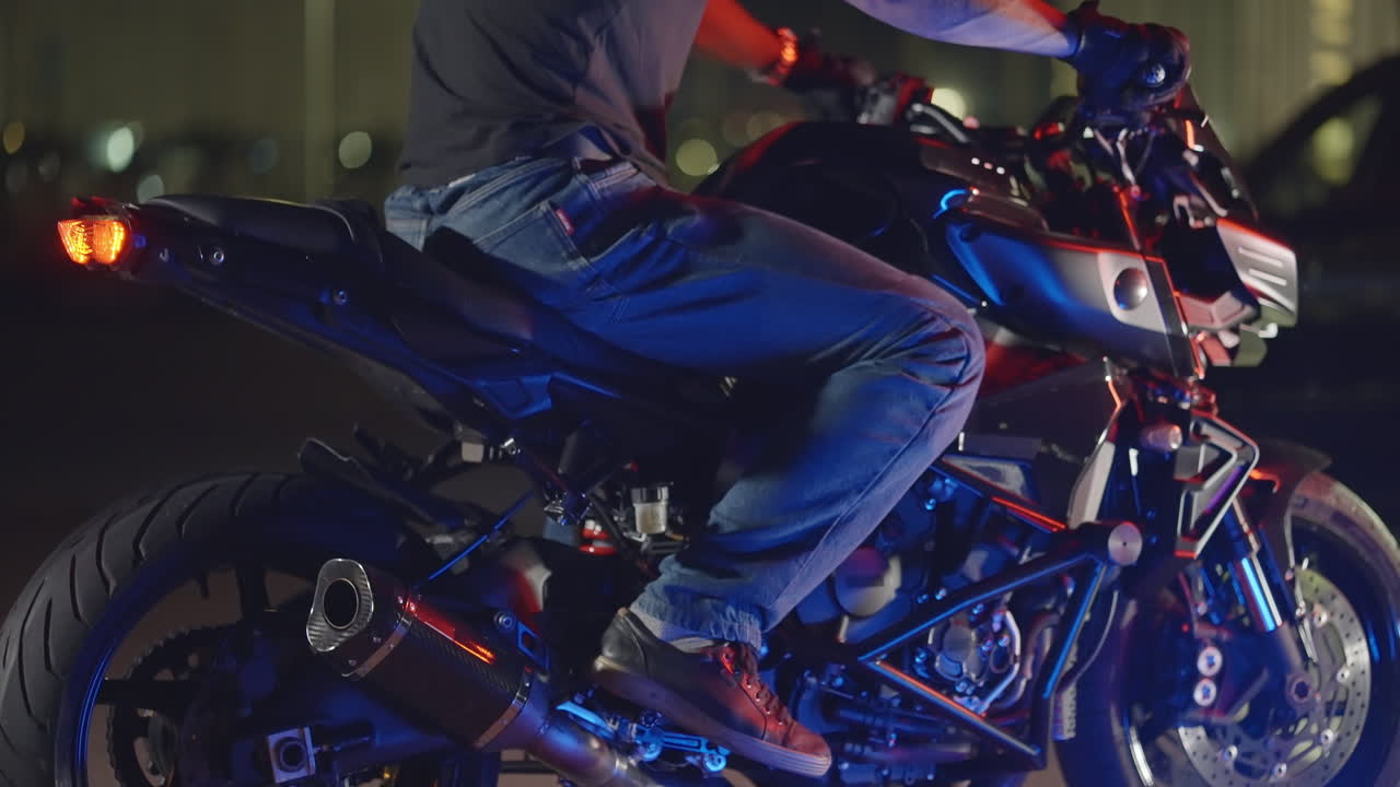 밤에 오토바이 운전자