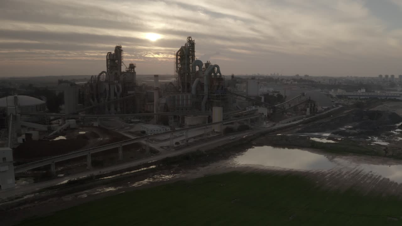 해가 지는 시멘트 공장 공중 사진