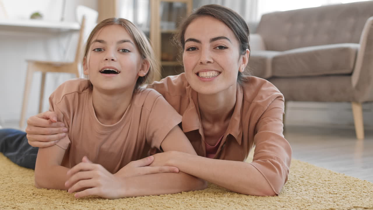 유쾌한 소녀와 그녀의 엄마가 비디오 통화를 하고 있습니다.