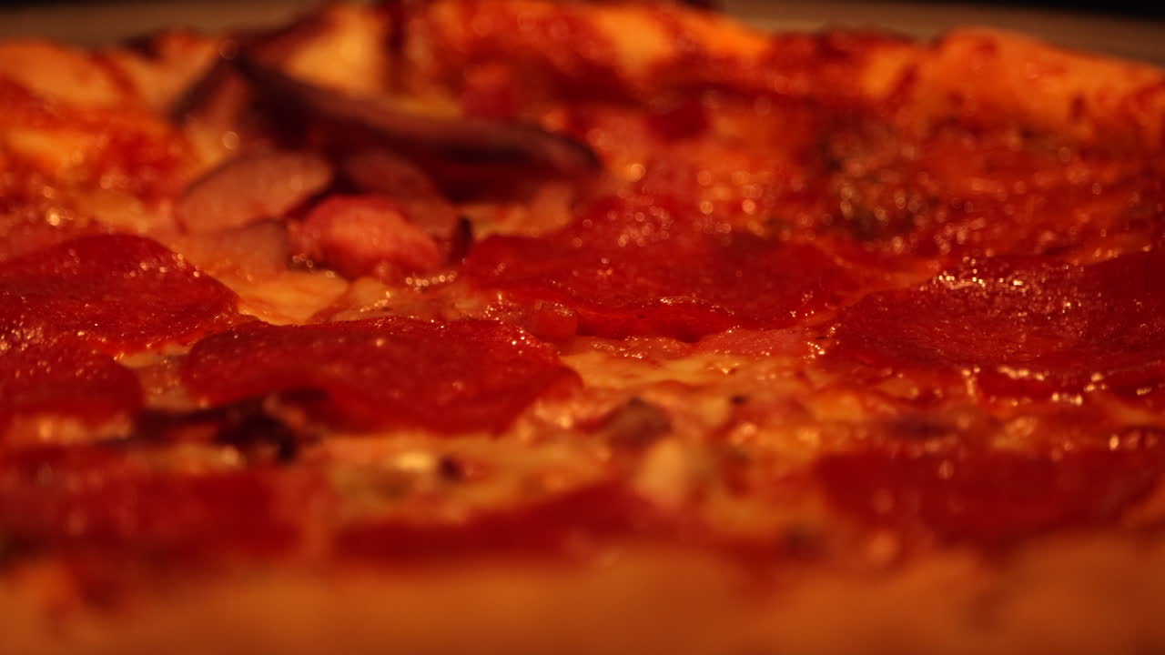 신선하게 구운 페페로니 피자