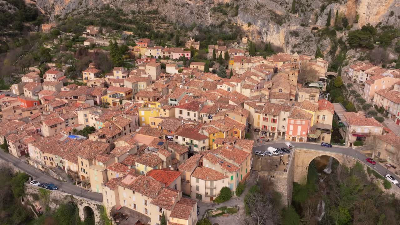Vista aérea de un pintoresco pueblo enclavado en los acantilados de una montaña en el sur de Francia