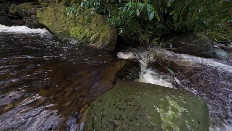 Agua-En-Cámara-Lenta-Canalizándose-A-Través-De-Rocas-Desde-Un-Estanque-De-Rocas