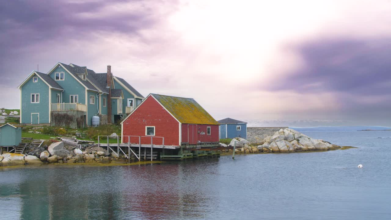 Casas coloridas en la orilla de Halifax, Nueva Escocia, con un hermoso cielo de atardecer púrpura